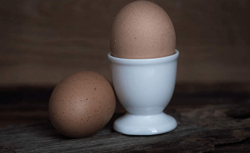 이석증에 좋은 음식 달걀 두 개가 놓여 있다