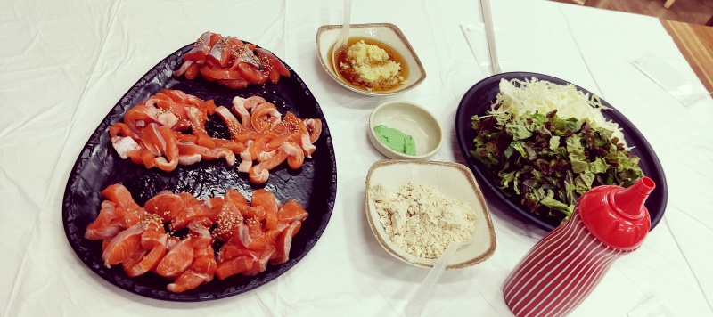 송어회 상차림 야채와 회 콩가루 와사비 마늘기름장이있음