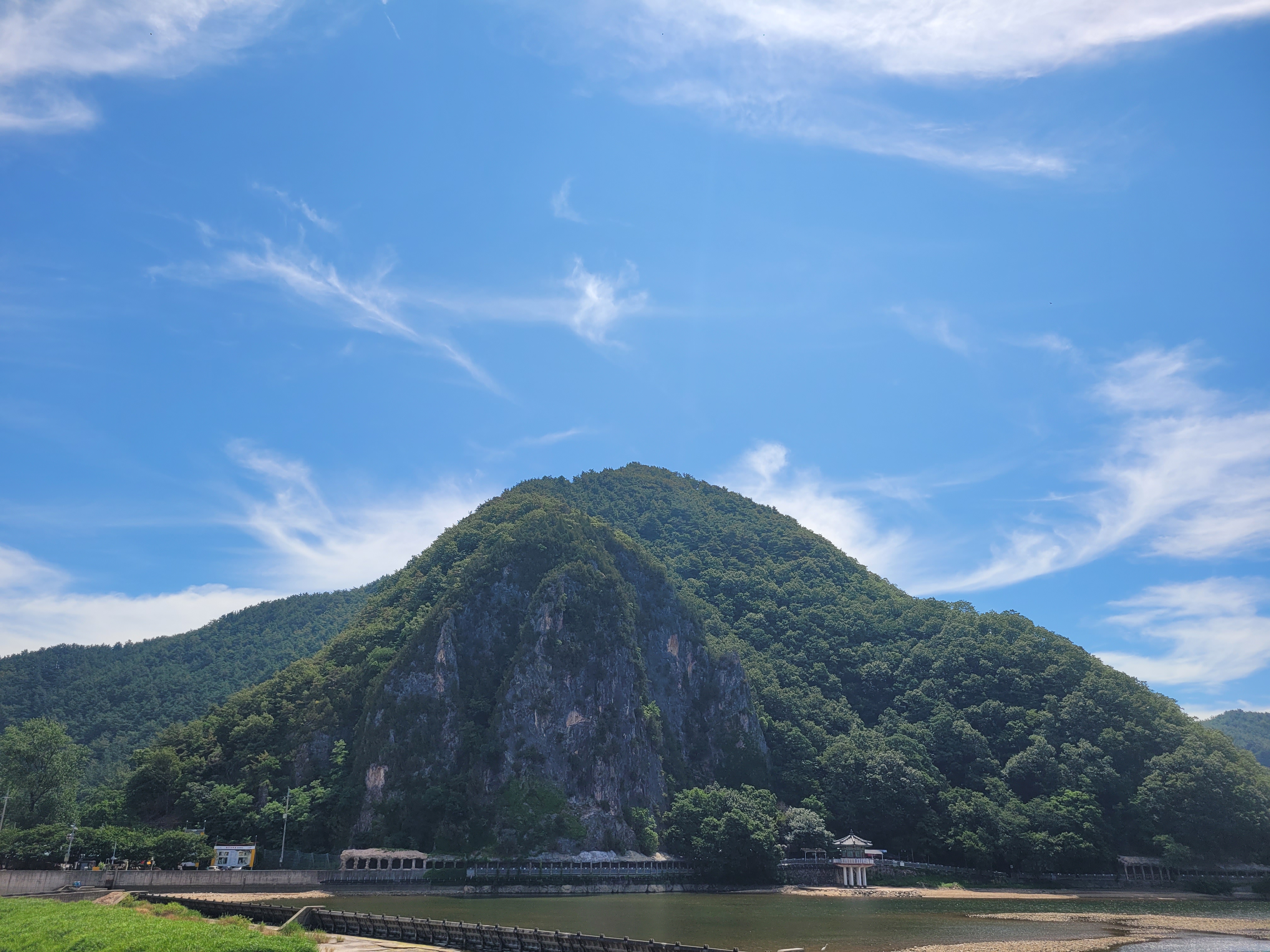 이미지-alt-태그-멀리서 바라본 성류굴