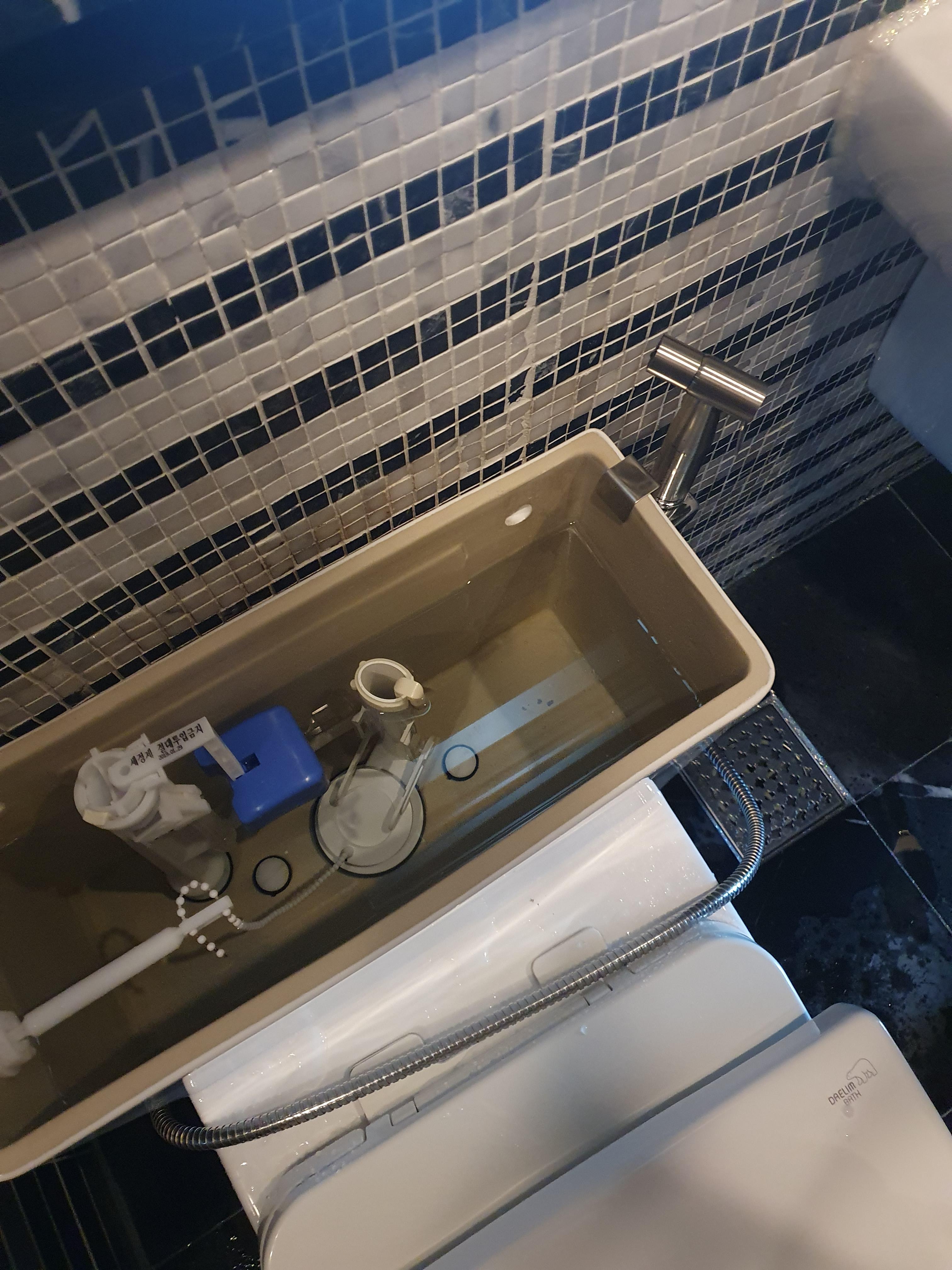 화장실용 샤워건 좌변기 고정형 고리