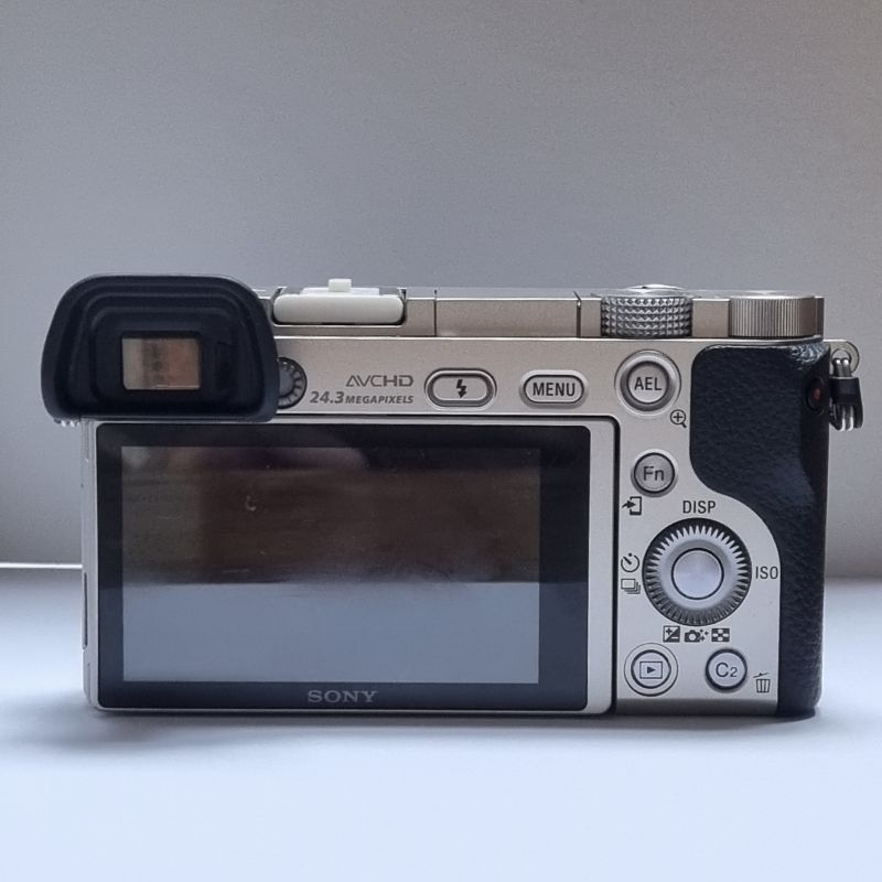 소니A6000-뒷모습