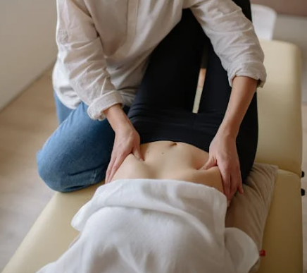 복부 마사지와 압점 요법