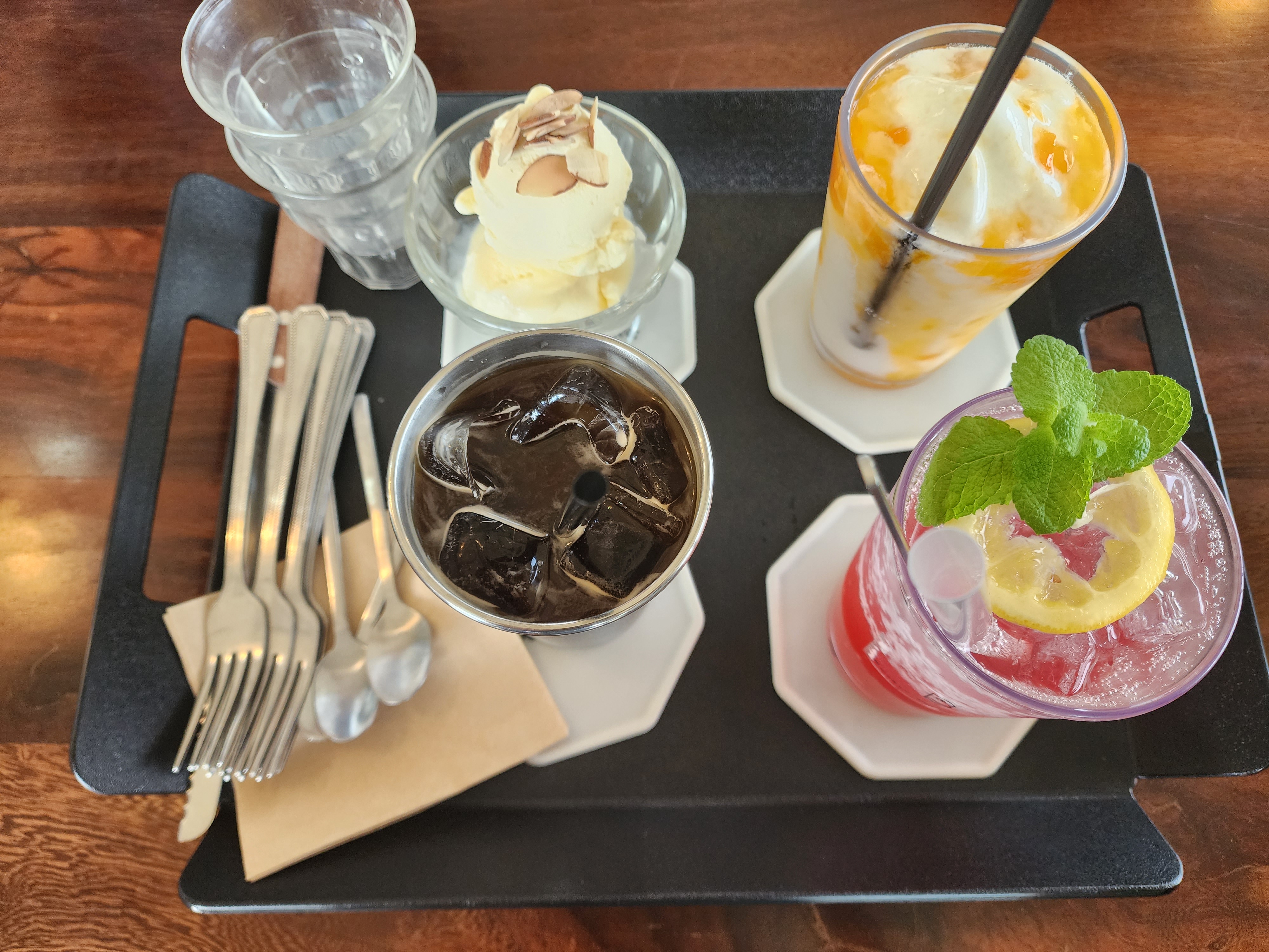 아메리카노, 망고 요거트 스무디, 오미자 레몬 에이드, 바닐라 아이스크림