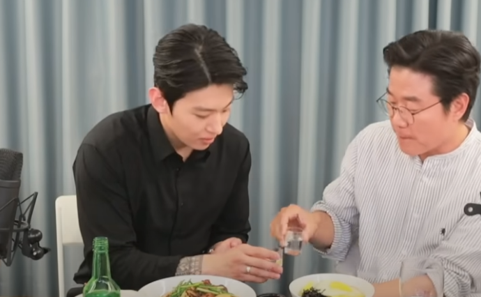 덱스&amp;#44; 술자리 매너로 또 한 번 &lsquo;매너남&rsquo;