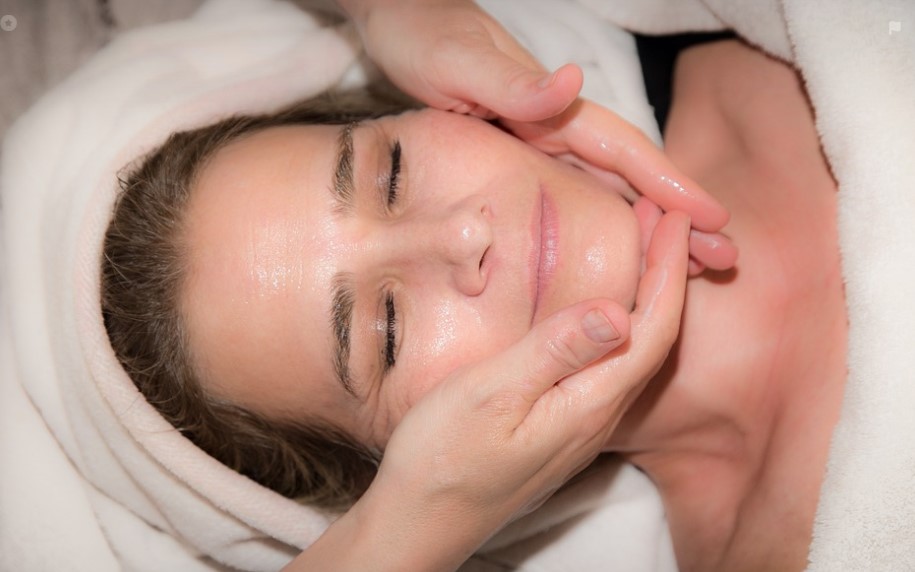 환절기 맞춤 50대 피부 건강 관리법