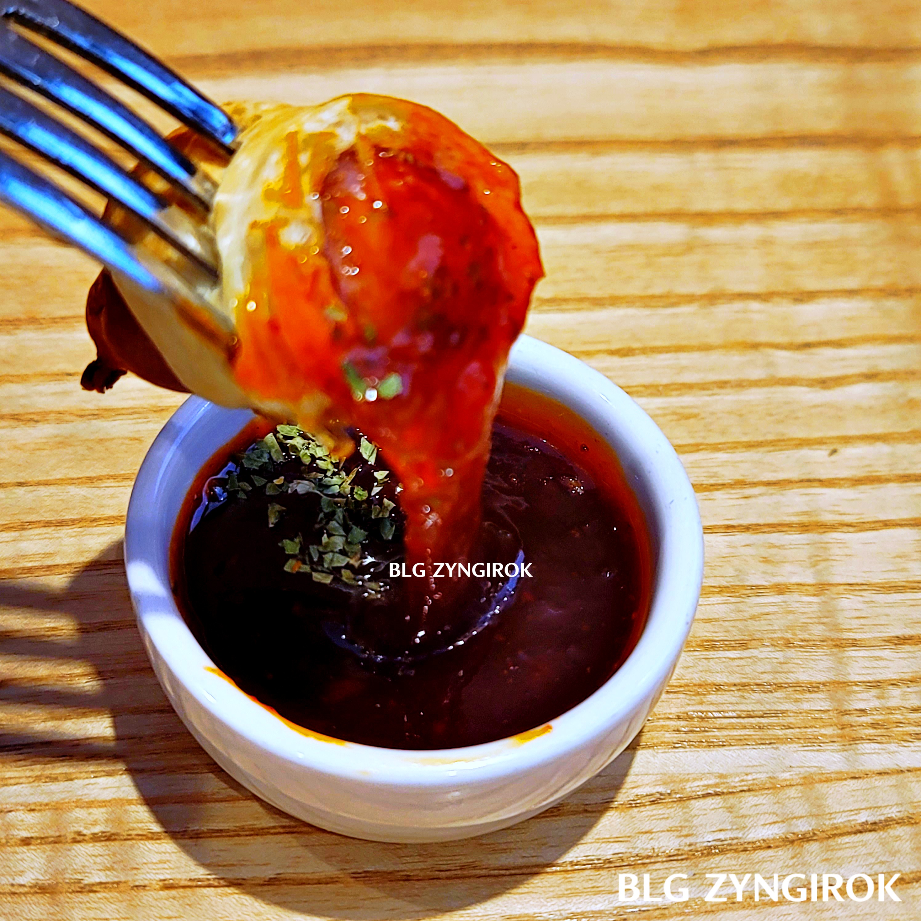 떡꼬치 도그 프레즐 소스를 찍는 모습이다.