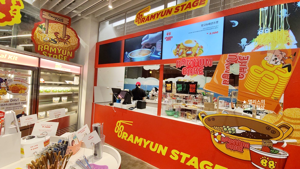 더현대서울 88라면스테이지, 라면종류는 물론 라면의 모든 것들을 구매할 수 있는 팝업스토어