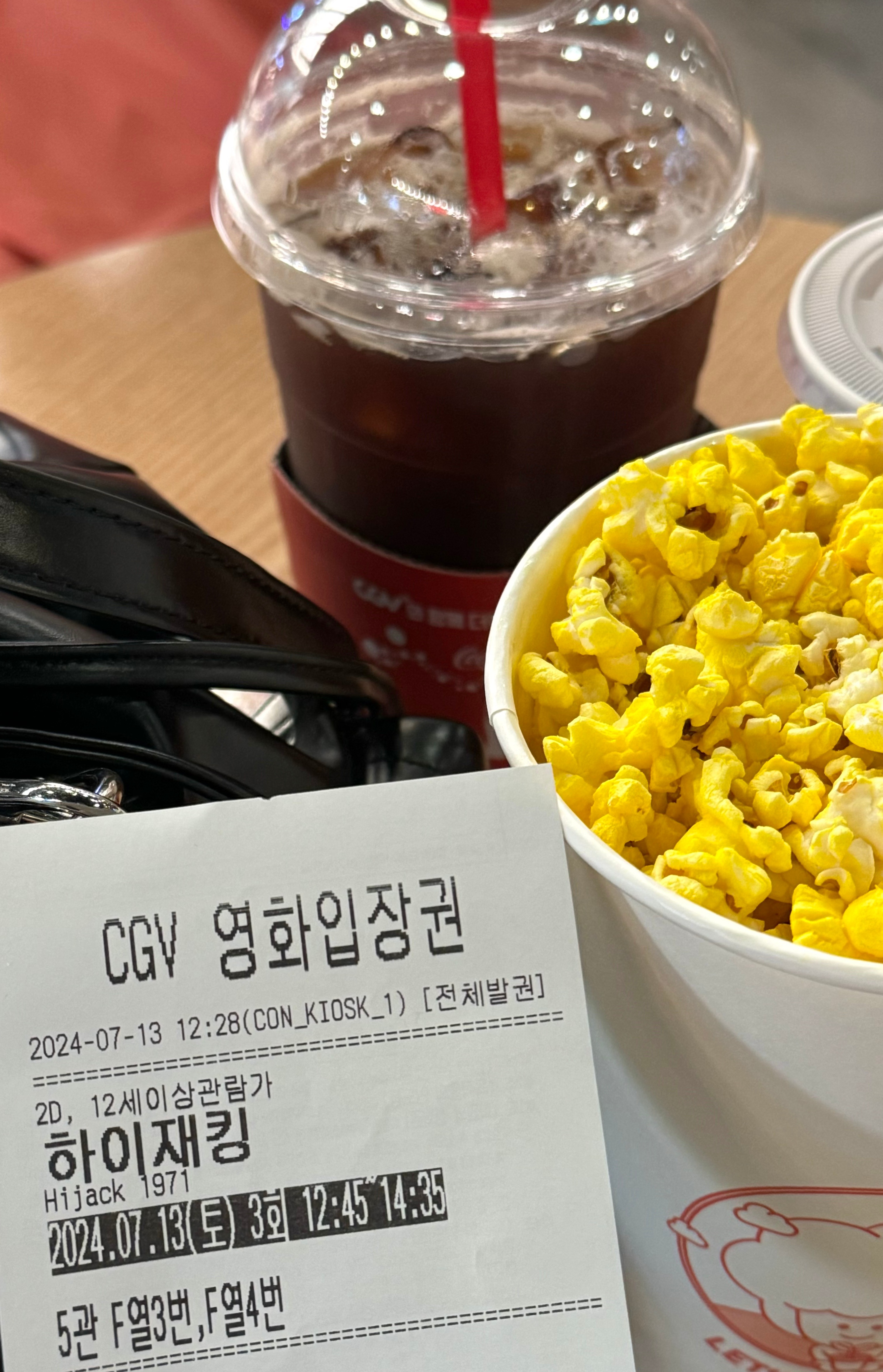 영화에-빠질-수-없는-팝콘과-커피-콜라를-주문했어요.