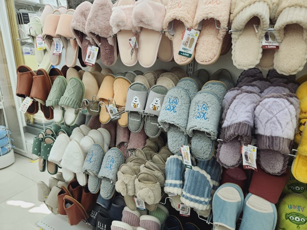 다이소 크리스마스 트리 장식품 겨울용품 인천운서점