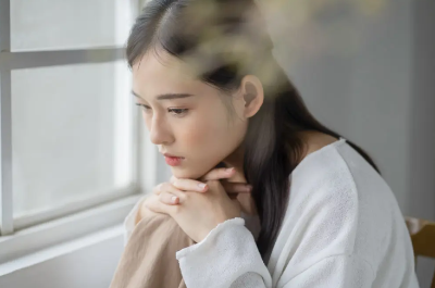 고민하는 여성
