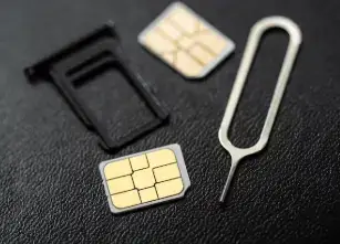 SKT 유심 무상 교체 시 필요한 유심 카드, 핀, 슬롯 구성품. 유심 무료 교체 방법을 실제로 준비할 때 필요한 도구 예시