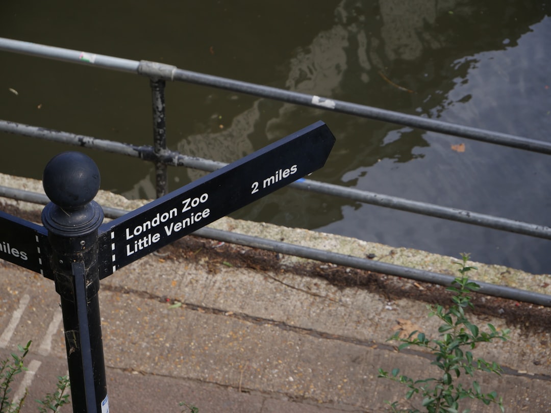 '센포스'를 영어로 번역하면 'Sewage'입니다.