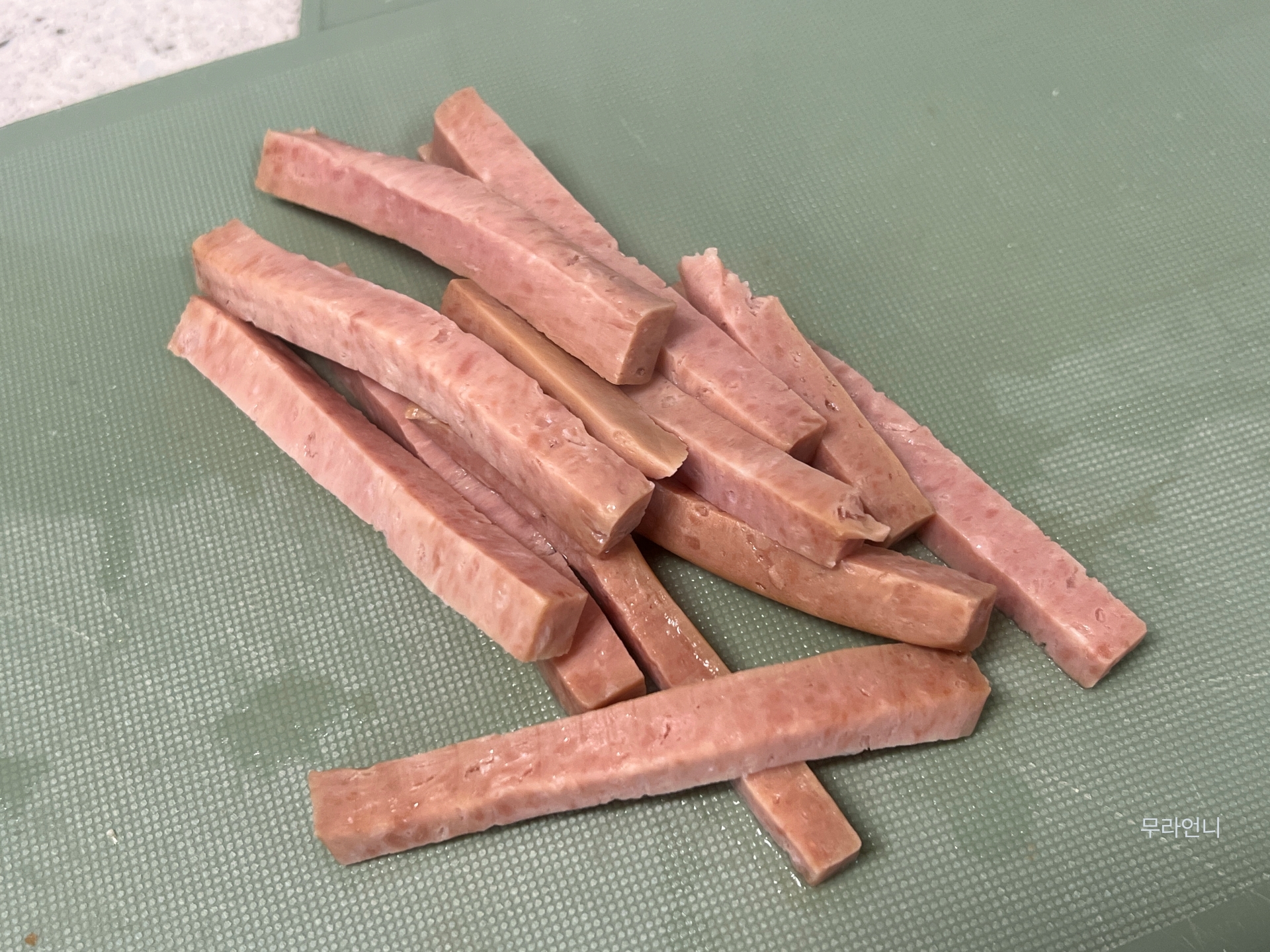 햄의 물기를 빼주세요