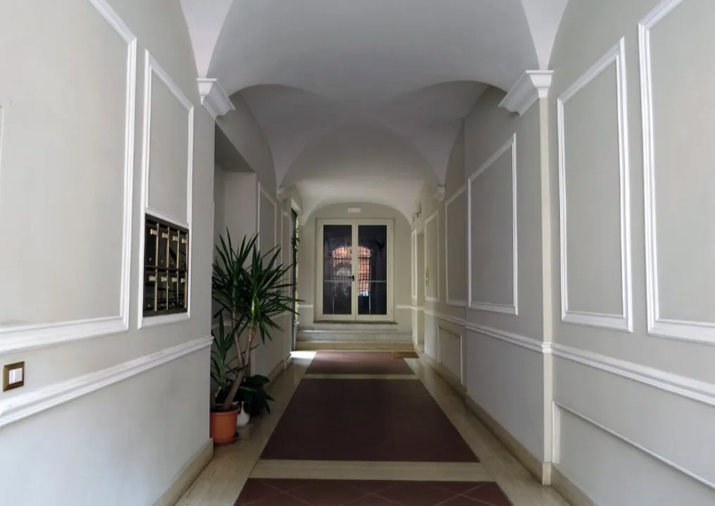 이탈리아-로마-에어비앤비-콜로세움-앞-큐도무스아파트-대문-통과후-복도