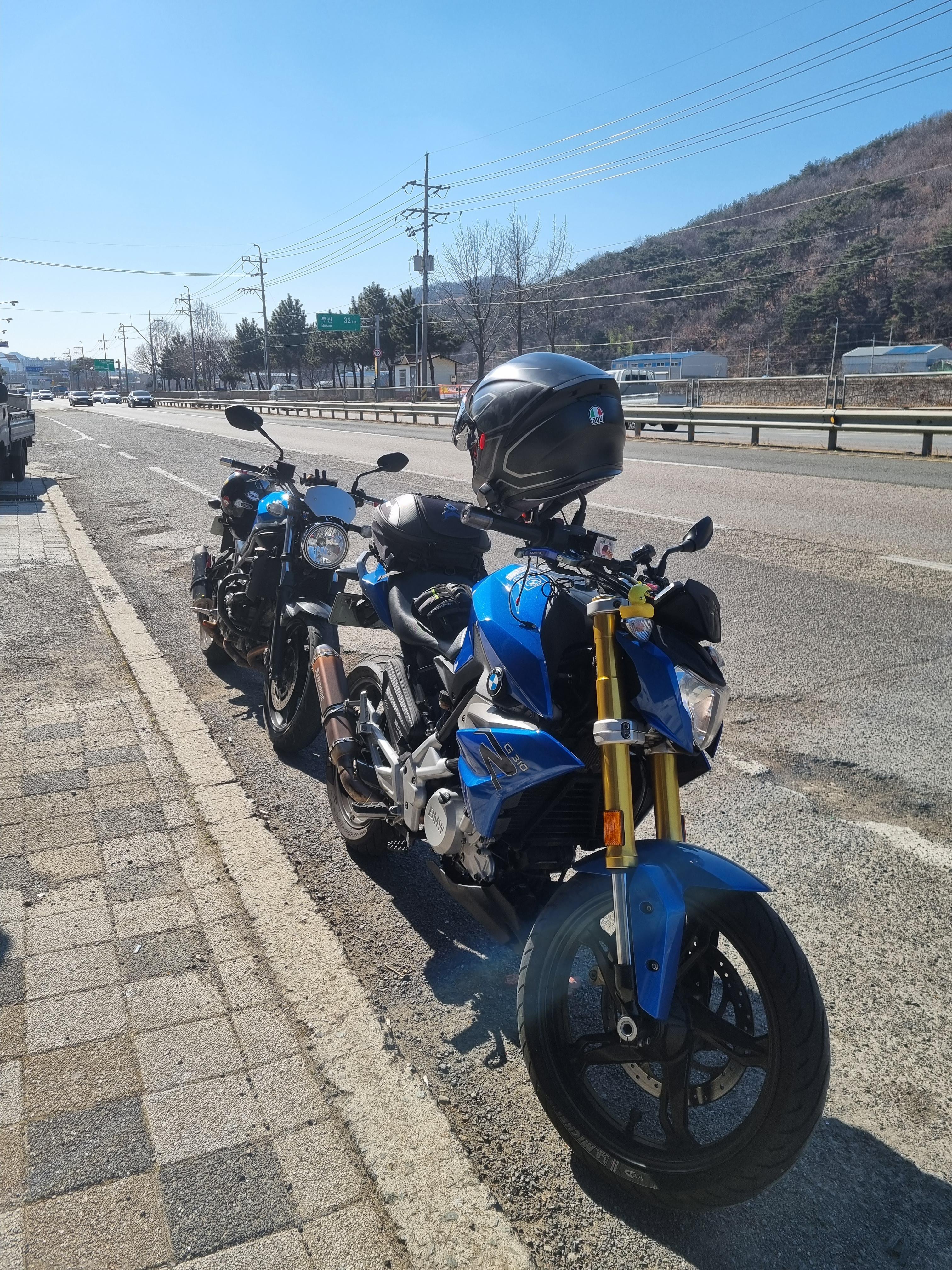 양산지나서 있는 편의점 앞