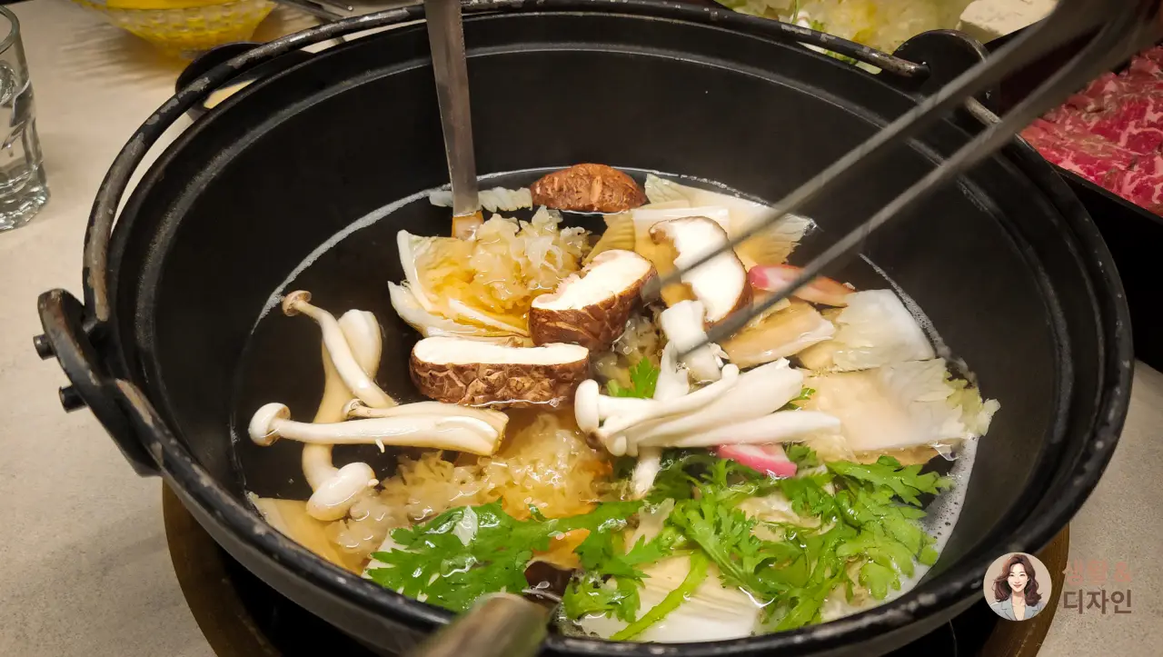 냄비에-버섯과-야채류-넣는모습