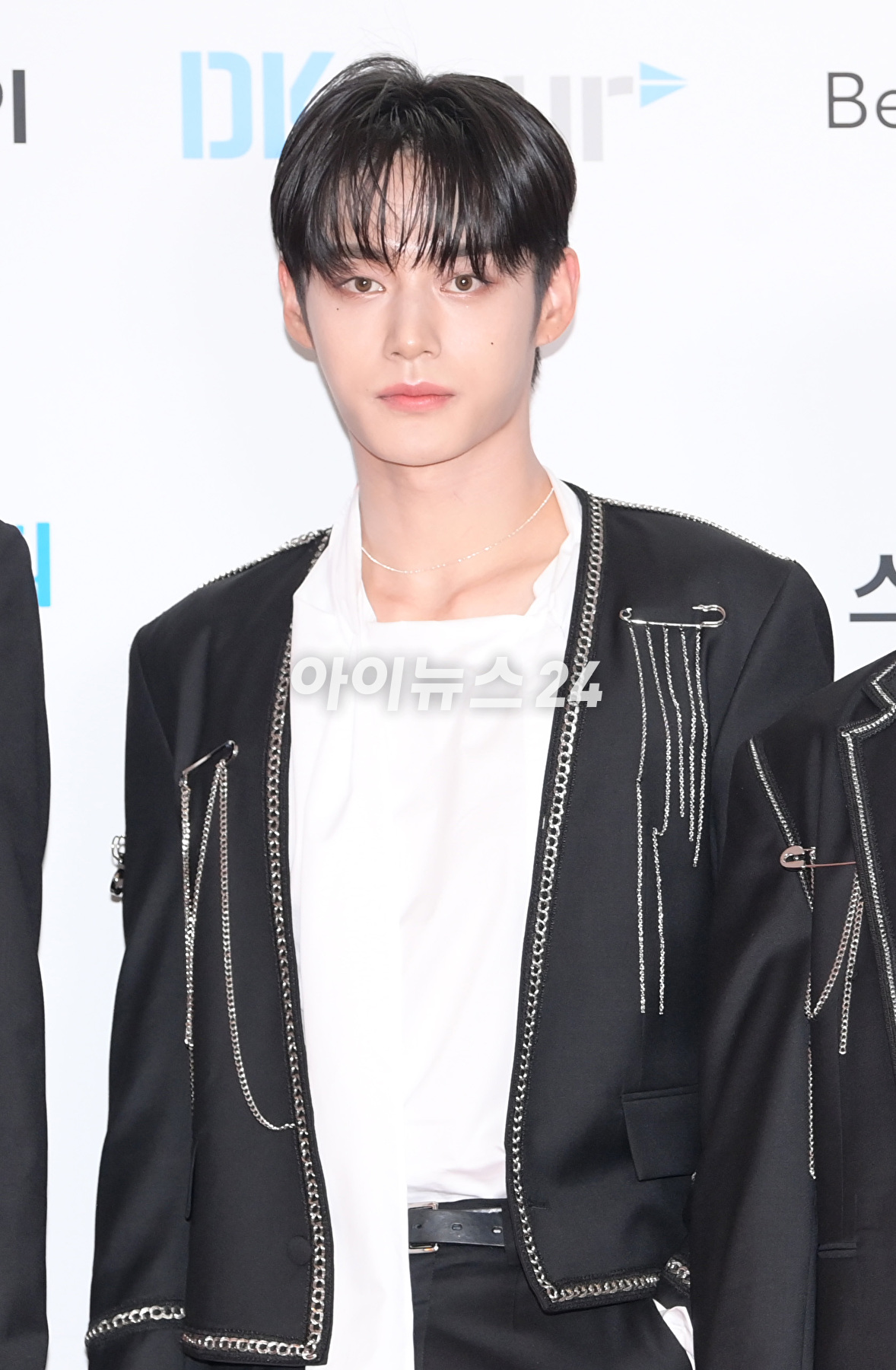 그룹 제로베이스원(ZEROBASEONE)이 10일 오후 서울 송파구 올림픽공원 케이스포돔(KSPO DOME)에서 열린 &#39;2023 K글로벌 하트 드림 어워즈&#39; 레드카펫 행사에 참석하고 있다. [사진=정소희 기자]
