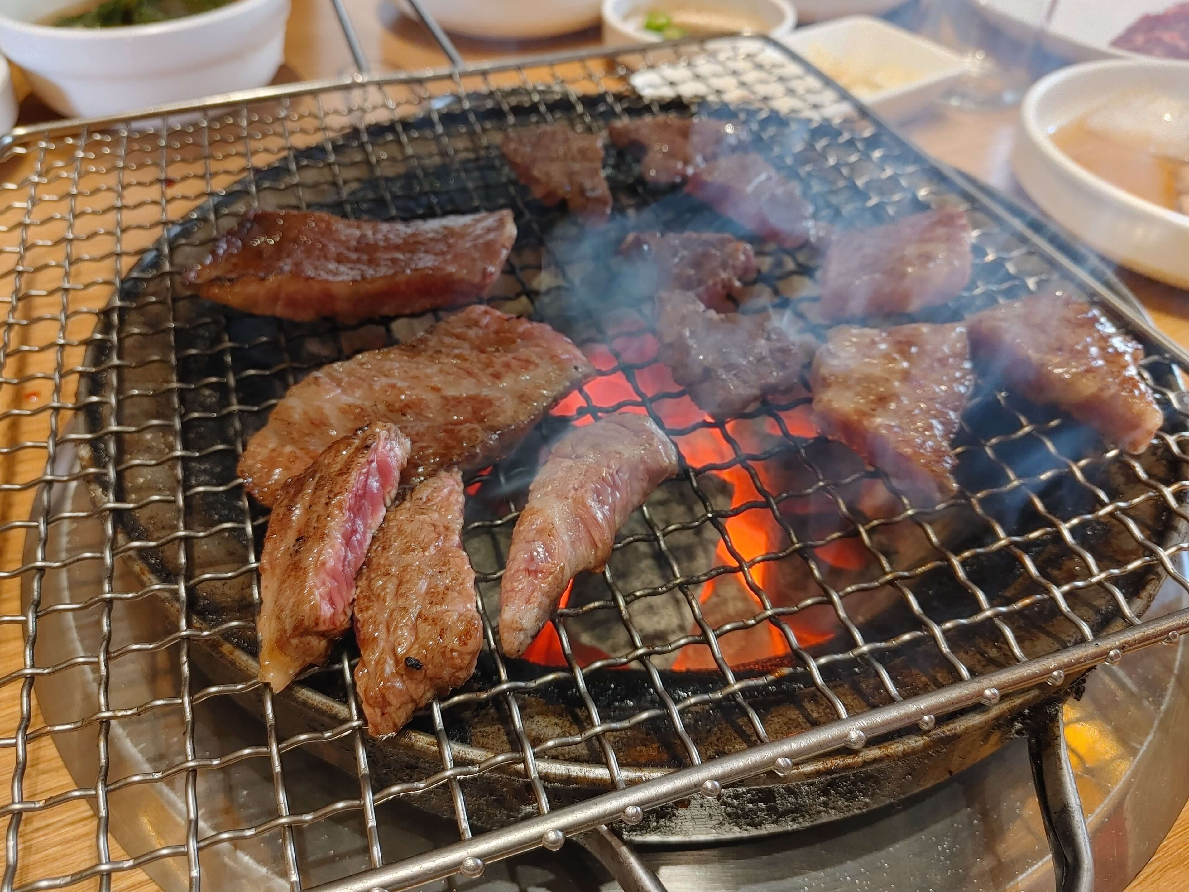 소토_한우_식육식당_고기_굽기1