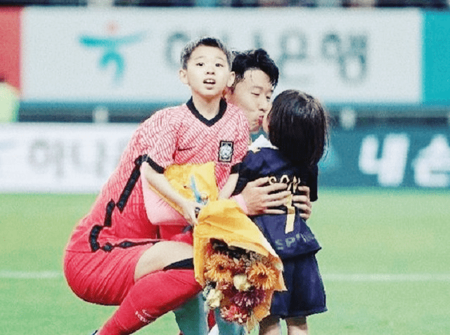 조카들과-뽀뽀하는-손흥민