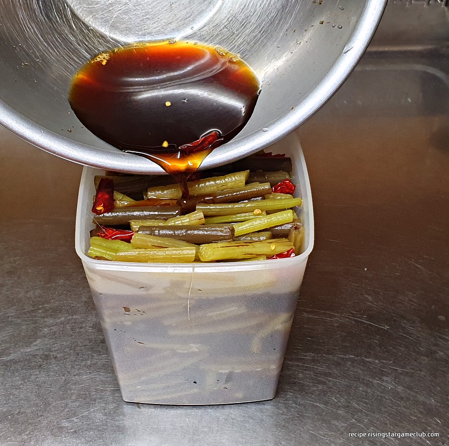 머위 장아찌에 만들어진 간장소스를 부어주는 사진