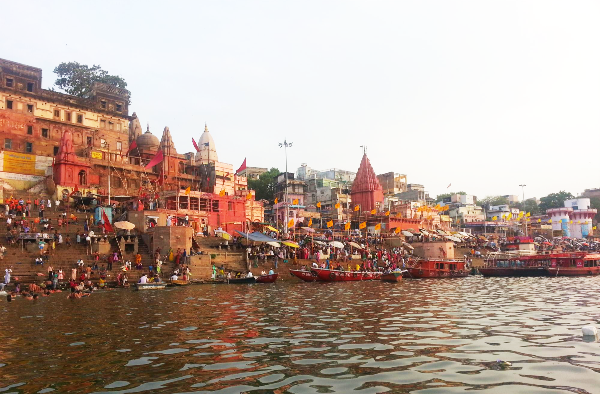 인도 바라나시 강 위에서