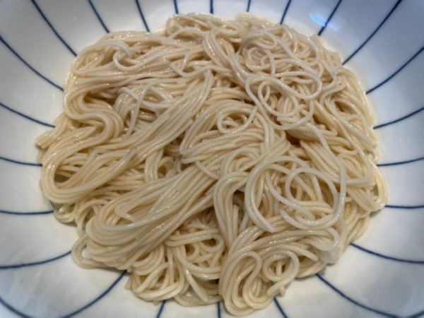 간장 비빔국수 황금레시피 - 양념된 소면을 면기에 옮기기