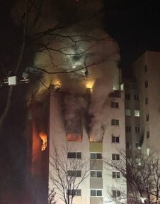 야간에-불이나서-번지고있는-아파트