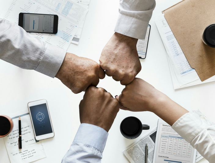 손을 모으고 의기투합하는 사진