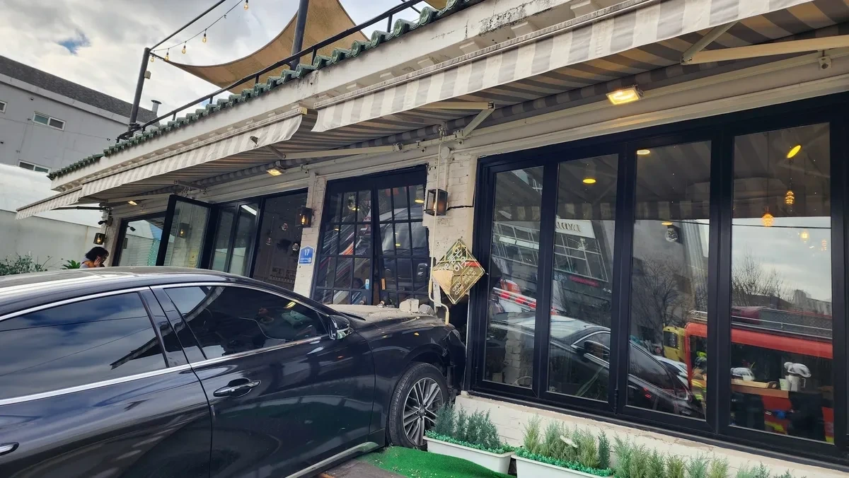 인천 차량 돌진 | 60대 女 운전 차량 카페로 돌진 사고