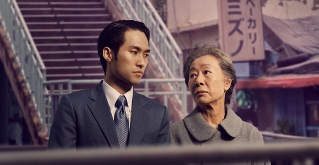 파친코 시즌1 1989년 일본 오사카 거리를 걷는 노년의 선자(윤여정)와 손자 솔로몬(진하)을 통해 투영된 자이니치 세대의 정체성 갈등