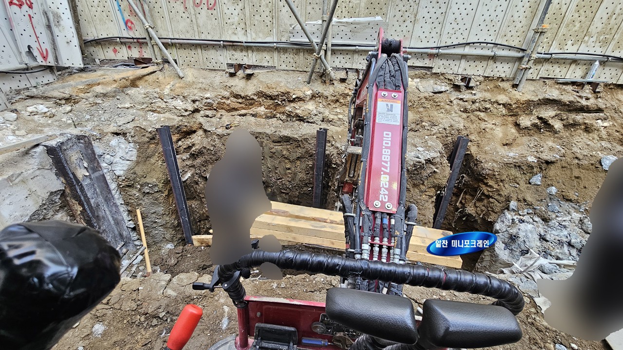 토류판 묶음 운반하는 모습