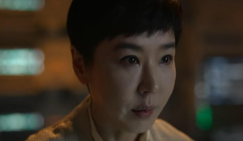 서현이가 실험실 밖에서 쳐다보는 모습