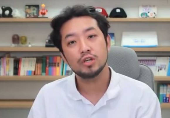 웹툰작가 겸 방송인 침착맨(이말년)이 민희진 어도어 대표 해임 반대 탄원서를 낸 사실을 인정하면서 자신에게 쏟아지는 해명 요구에 대해 불쾌감을 드러냈다. [사진=유튜브 채널 '침착맨']