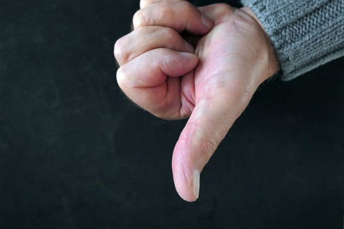 엄지손톱 울퉁불퉁