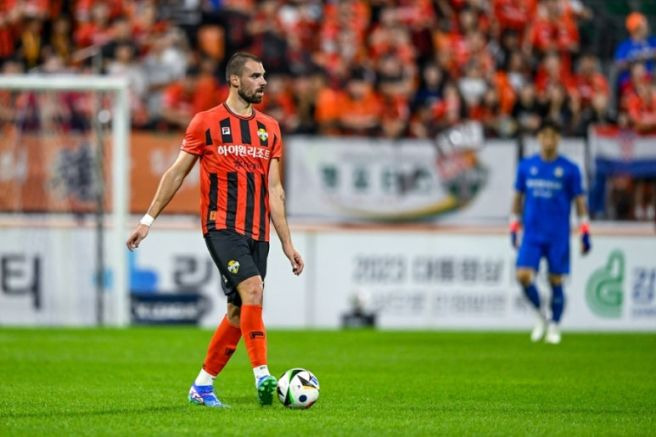 강투지 2경기 출장정지 사후 징계 확정: FC 서울전 결장과 강원 FC 수비 비상 대응 전략 분석