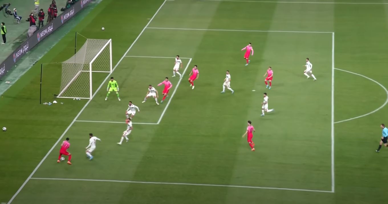 황희찬 선수가 패스하는 장면