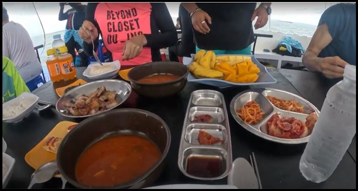 암스테르담호핑-점심-삼겹살-과일-음료-맥주-김치찌개-반찬-사진