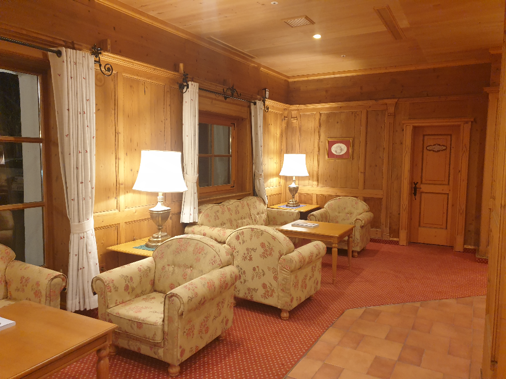 유럽 가정집 소파와 우드 인테리어로 꾸며진 호텔