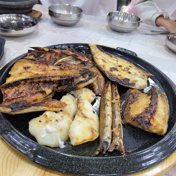 동명항 숯불 생선 구이, 방어 전어 고등어 양미리 메로