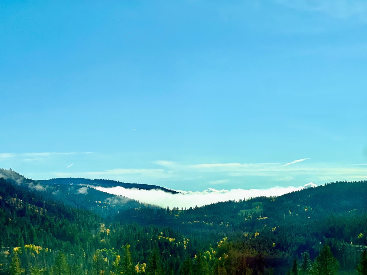 사진은 없는데, 호수에서 올라오는 수증기가 만들어낸 안개도 굉장히 멋있다.