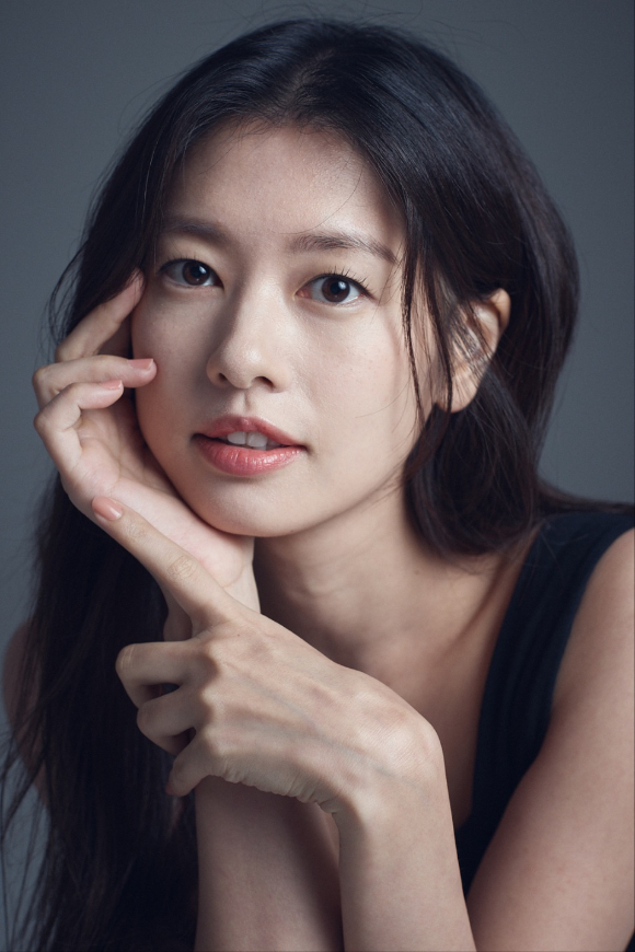 배우 정소민이 &#39;엄마친구아들&#39;로 정해인과 로맨스 호흡을 맞춘다. [사진=이음해시태그]