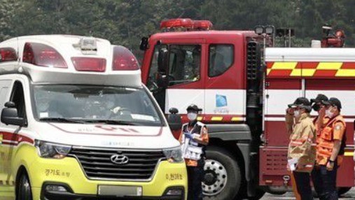 소방대원을-이송하는-구급차-사진입니다.