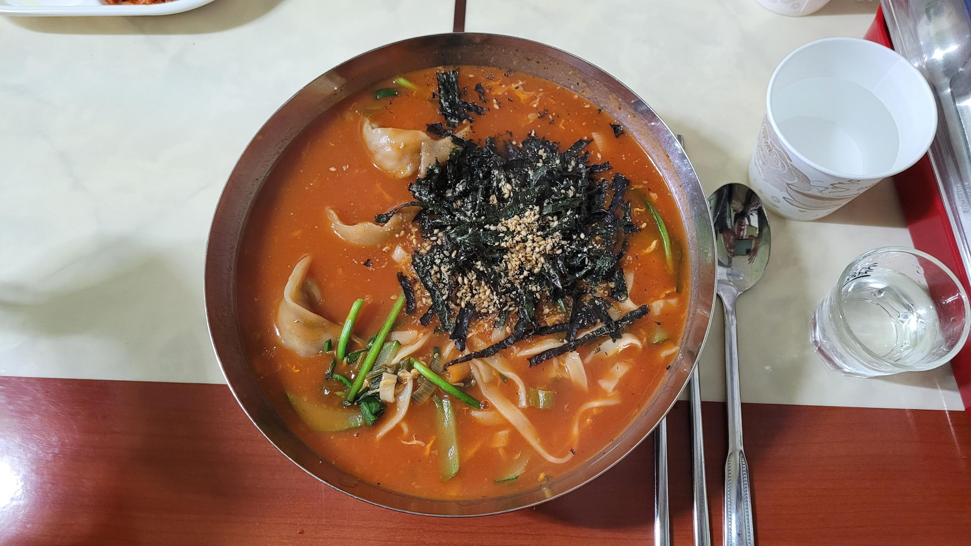 김과 부추가 올려져 있는 장칼국수