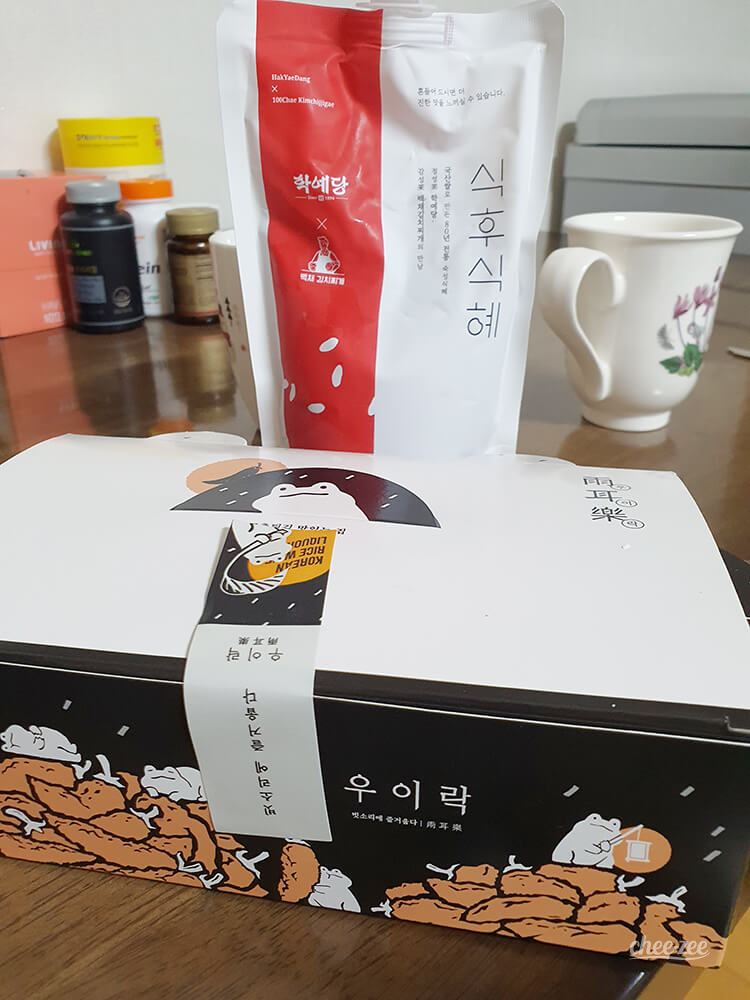우이락에서-구매한-고추튀김-박스와-식혜-사진