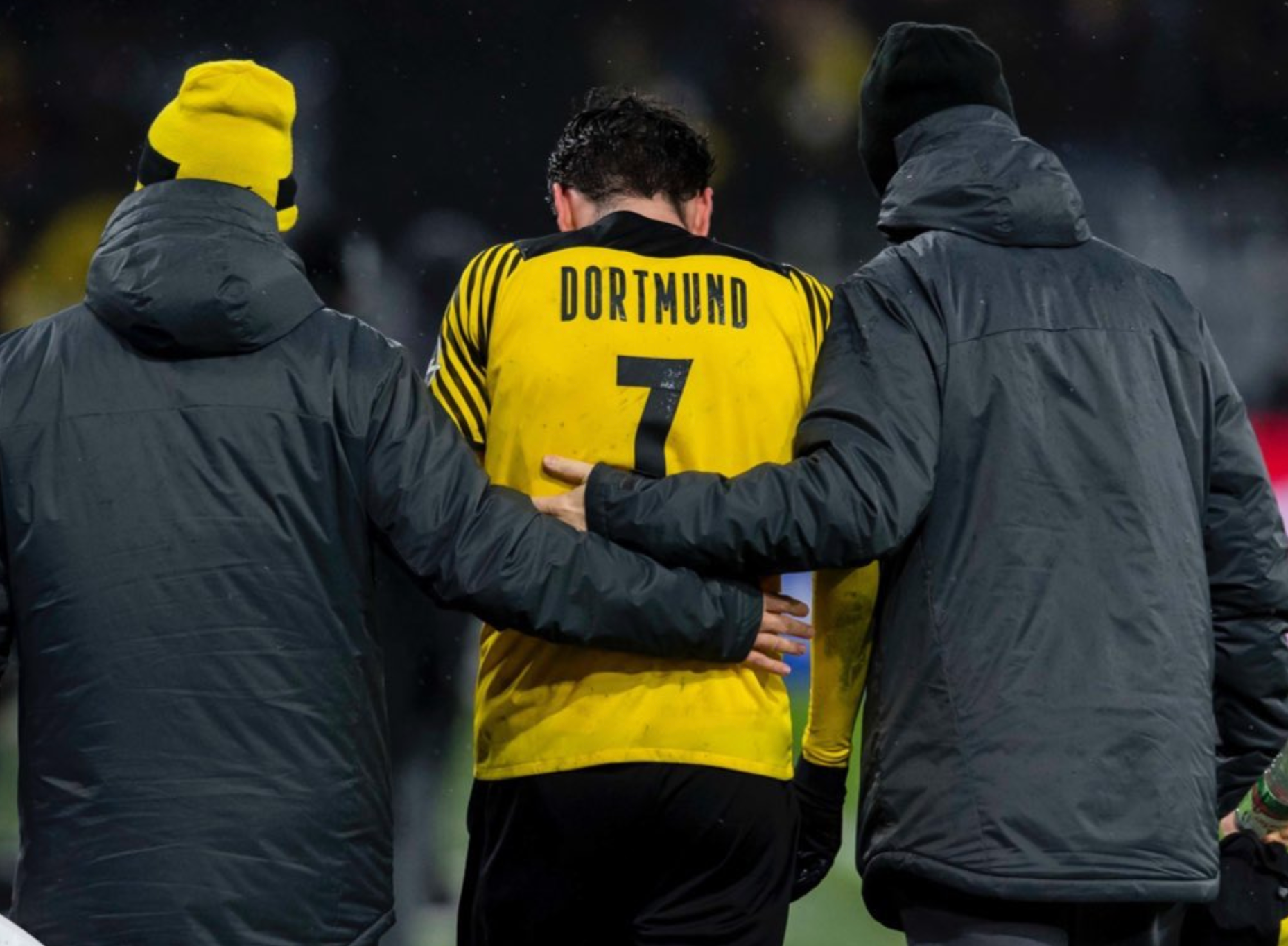 다리 부상을 입고 교체되는 레이나