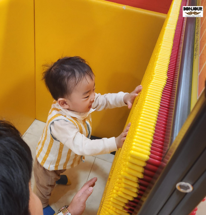 베이비엔젤스 송도점의 촉각놀이에 푹빠진 18개월 아기