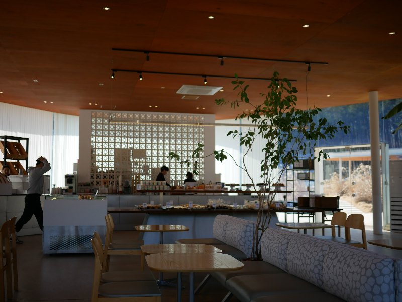 가평양떼목장카페 내부&amp;#44; 한쪽에 카운터가 자리잡고 있고 가운데에는 베이커리 진열대가 놓여져있다.