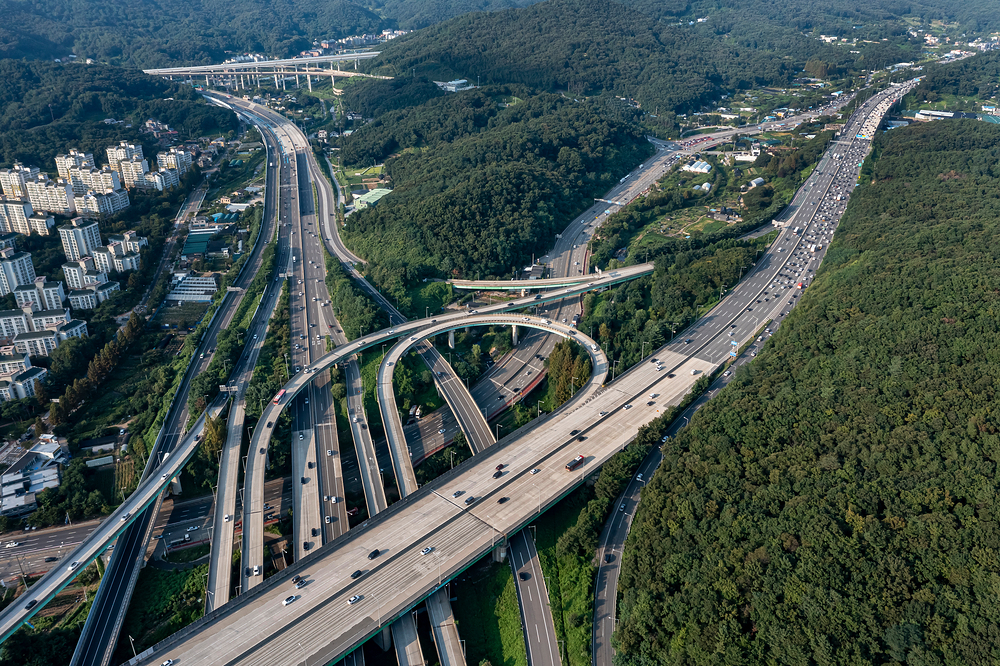 플로팅 건축이 직면하는 가장 큰 문제는 안정성입니다. 물 위에서 건설을 하는 것은 기존의 건축 방식과는 많은 차이점을 가지고 있습니다. 이를 해결하기 위해서는 효과적인 기술과 엄격한 안전 절차가 필요합니다.