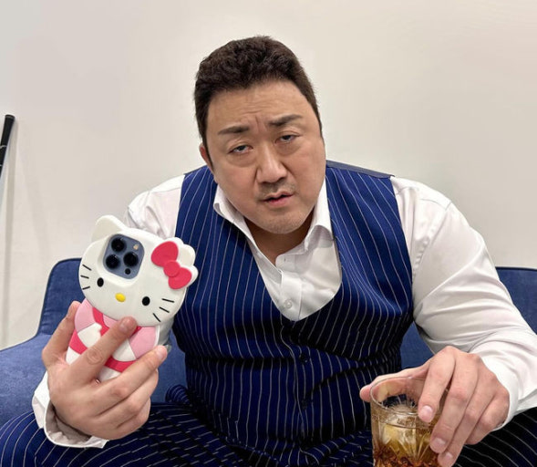 마동석 배우가 키티 핸드폰으로 샐카찍는중