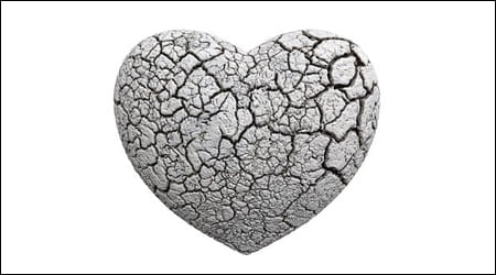 하얗게 석화된 하트 모양